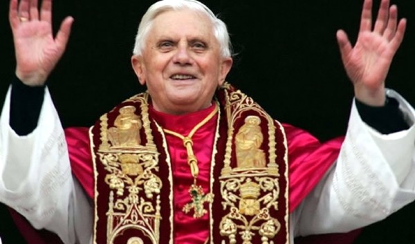 Porta-voz do Vaticano critica boatos sobre guerra de poder na Igreja - Federico Lombardi diz que comentários partem de pessoas que só enxergam dinheiro, sexo e poder papa-bento-xvi-kg67628155258