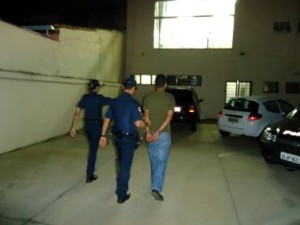 Padrasto trocava drogas por sexo com enteada de 13 anos 118549_estupro