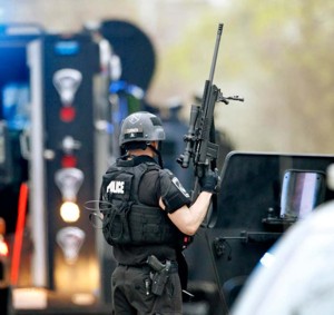 Segundo suspeito de explosões em Boston é preso, diz polícia 21_16_39_961_file