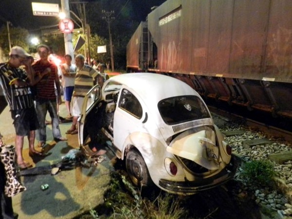 DIVINÓPOLIS: Trem colhe veículo em passagem de nível no Bairro Niterói fusca_trem
