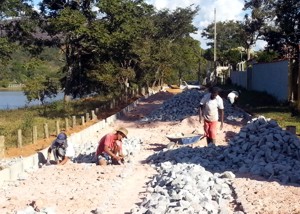 Prefeitura de Carmo do Cajuru inicia obras de calçamento na Barragem _calamento