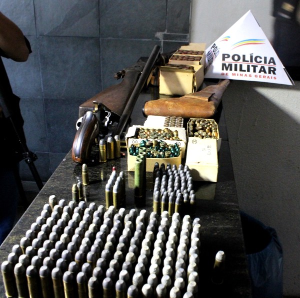 Divinópolis: policia encontra e apreende armas e munições no motel e na casa de Francisco, filho de Dinho Mourão, assassinado em 2010 arsenal