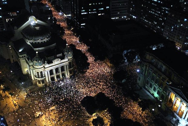 Protesto no Rio segue para Assembleia Legislativa do Estado rio-almg