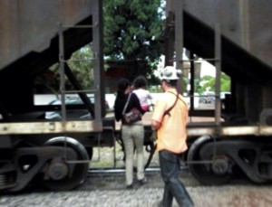 E A TRANSPOSIÇÃO DOS TRILHOS EM DIVINÓPOLIS? Ferrovia Centro Atlântica (FCA) põe em risco vidas de famílias e crianças trem-1b