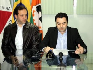 coletiva-prefeito-07-08-2013-3-315x236