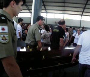 VELÓRIO E SEPULTAMENTO: velório ocorreu no 23º Batalhão de Policia Militar com muita comoção e emoção de familiares e amigos de trabalho do militar caixo