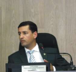 Câmara de Divinópolis com voto de minerva do presidente aprova emenda que barra transparência em prestação de contas de empréstimos de Vladimir rodys