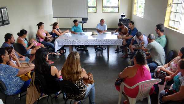 Prefeito corta três unidades da EJA - Alunos são convocados a discutir o assunto _reunio4