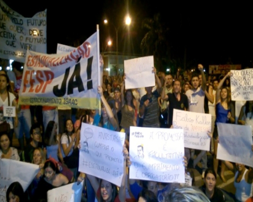 "DIVINÓPOLIS E SUA ETERNA TENDÊNCIA À PASSIVIDADE": cerca de 400 estudantes caminham pelas ruas de Passos pedindo a estadualização da FESP passos