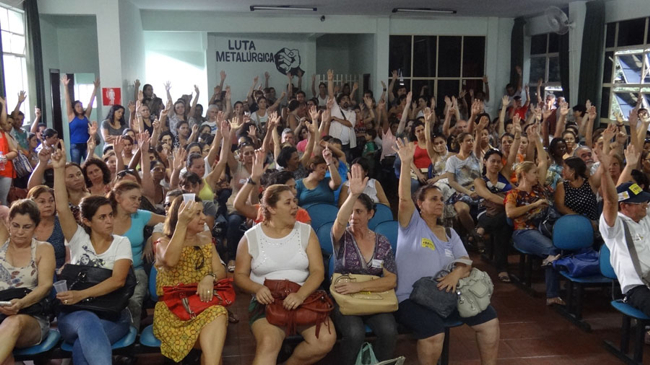 Servidores municipais de Divinópolis em Assembléia decretam “Estado de Greve” segundo_dia_de_paralisao1