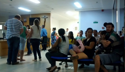 UPA Padre Roberto às 22 horas com cerca de 60 pessoas aguardando para serem atendidas e com apenas 2 médicos, segundo informações.