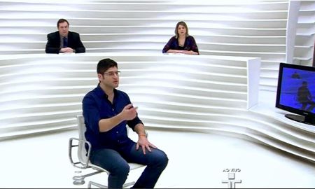 Rogerio Cheguer à lá tucano, todo de azulzinho.