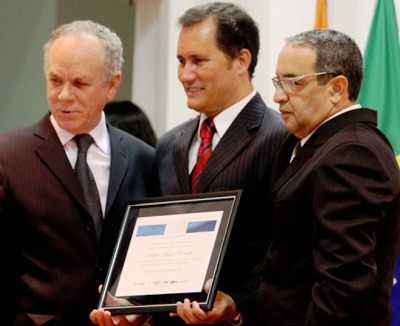 Imagem ilustrativa: Presidente da Fiemg, Afonso Gonzaga, ao lado de Angêlo Roncalli, e Geraldo Passos editor do Divinews quando em 2011 ele foi eleito pelo DIVINEWS um dos prefeito destaque da região Centro-Oeste