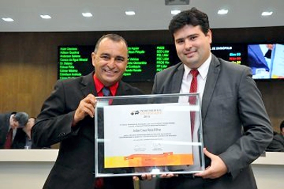 CAMARA de Divinópolis na primeira solenidade do segundo semestre de 2015, entrega DIPLOMA PRODUTOR RURAL edimilson