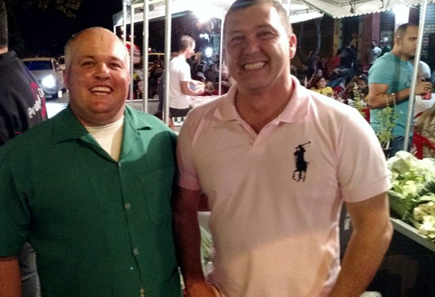 Nivaldo à esquerda de camisa verde, ao lado do ex-secretário de Agronegócio Paulo Marius, na feira.