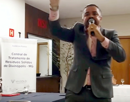 Robervan Faria, em um momento de extase nas manifestações, quando puxava o coro: "NO QUILOMBO NÃO"