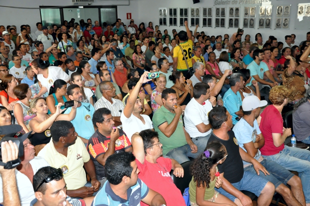 Servidores de Divinópolis ocupam Câmara em busca de apoio dos vereadores – Presidente monta comissão Especial – Prefeito responde que é inviável reajuste Manifestação