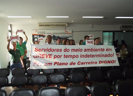 Servidores do Sistema Estadual do Meio Ambiente em greve realizam manifestação na Câmara de Divinópolis Greve