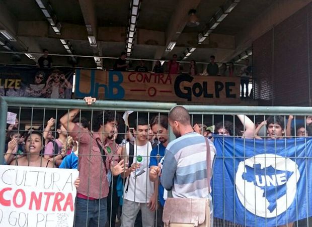 Contra impeachment, estudantes da UnB, incluindo um de Divinópolis, fecham acesso ao Minhocão UNE