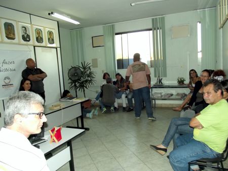 Servidores municipais de Divinópolis não abrem mão de 11,27% e seguem para protestar em Belo Horizonte grevistas