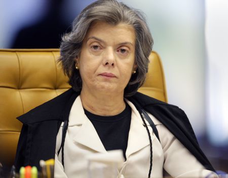 FOLHA: IMPRENSA não pode ser CERCEADA, diz ministra do SUPREMO sobre ações contra jornal Cármen-Lúcia