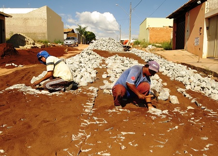 Frentes de calçamento atuam em sete bairros calçamento