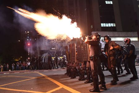 FOLHA: protesto em São Paulo contra impeachment da presidenta Dilma tem bombas e depredação MANIFESTAÇÃO