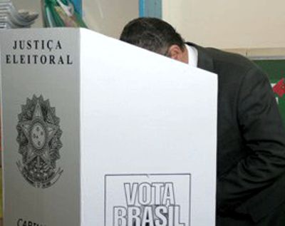 Celular e máquina fotográfica em cabine de votação é crime de corrupção eleitoral e pode dar em cassação do mandato do eleito Urna