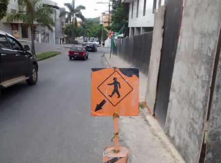 DIVINÓPOLIS, TERRA DE NINGUÉM: obras da Construtora Pardini “joga” pedestre para disputar espaço com carros pardini