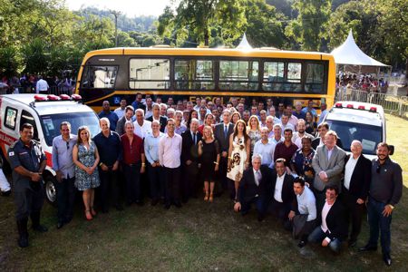 Fernando Pimentel entrega 61 ônibus escolares e 74 ambulâncias, em Timóteo