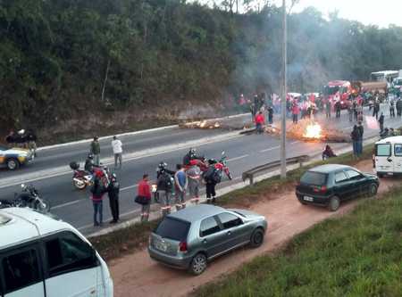 GREVE: Sindicatos de trabalhadores fecham MG-050 queimando pneus e depois vão para frente da Câmara de Divinópolis para lavar a entrada FOGO