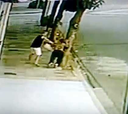 Em plena luz do dia, ignorando a presença de outras pessoas, assaltante derruba mulher e leva sua bolsa assalto 7 de setembro