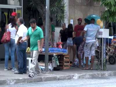 Roger Viegas cobra solução para o problema dos camelôs nas intransitáveis ruas de Divinópolis camelôs(1)