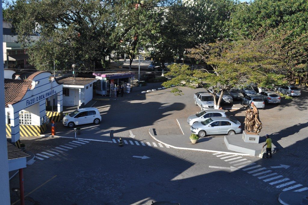 Pronunciamento de vereador na Câmara de Divinópolis faz HSJD baixar preço de estacionamento Hospital são joão de Deus