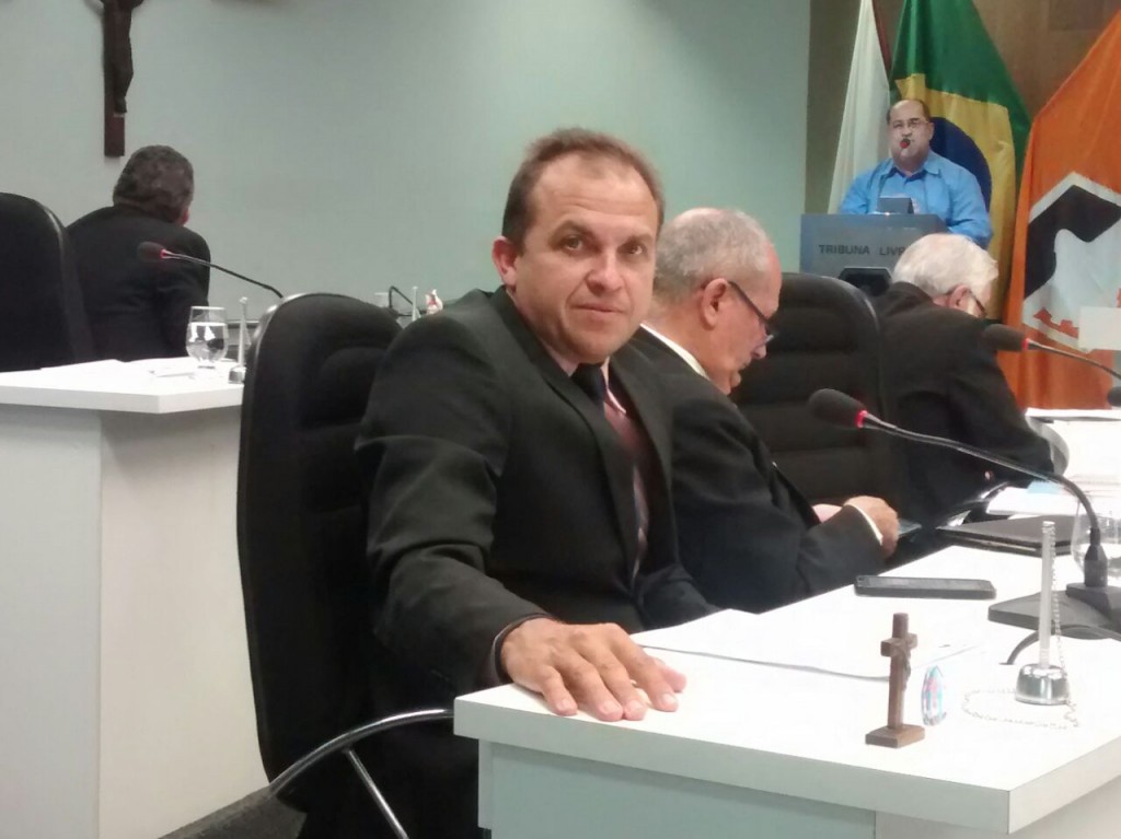 Vereadores representando deputados federais do PSDB e PSD assinam “CARTA DE INDIGNAÇÃO” contra presidente da Câmara por exibição de fotomontagem Renato Ferreira
