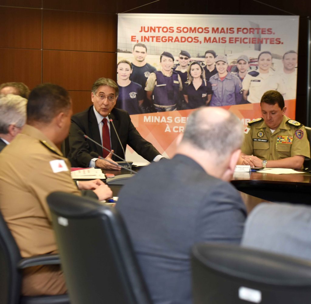 Governo de Minas diz que estado fecha semestre com queda de 8% nos roubos e 4% nos homicídios pimentel policia