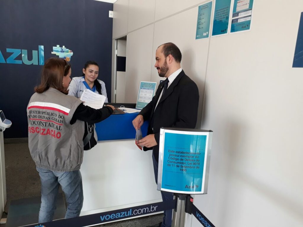Procon fiscaliza cobrança para despachar bagagem no aeroporto de Divinópolis procon