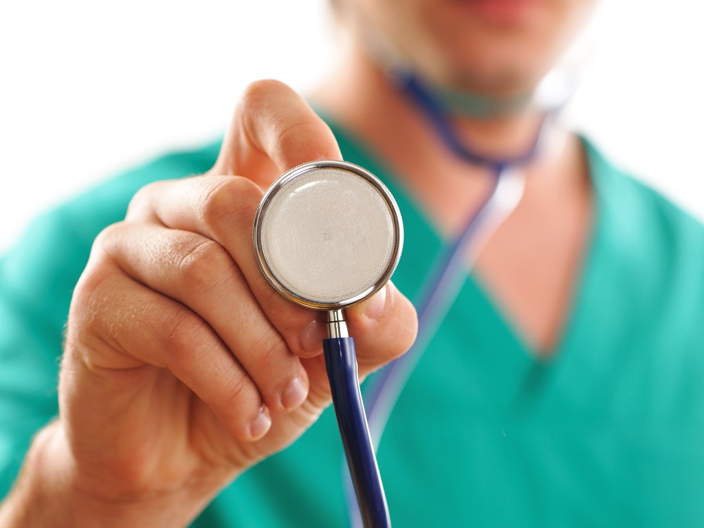 1ª Conferência de Vigilância em Saúde será realizada em Divinópolis Doctor holding stethoscope