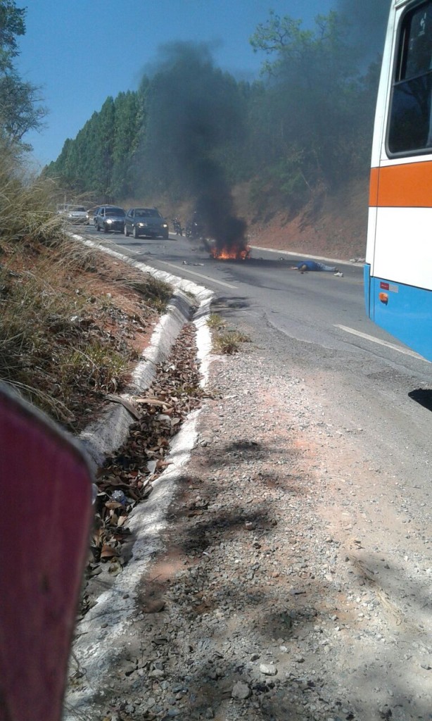 Motociclista morre ao bater em ônibus na rodovia Divinópolis/Cajuru; moto pega fogo (veja vídeo) 4ecd1afb-78ec-4d97-9bed-ca94ae41cba8 (1)