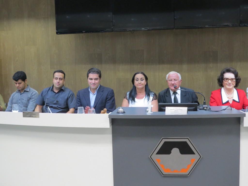 Alunos de telecentros mantidos pela Prefeitura de Divinópolis recebem certificados de conclusão do curso de informática Telecentro