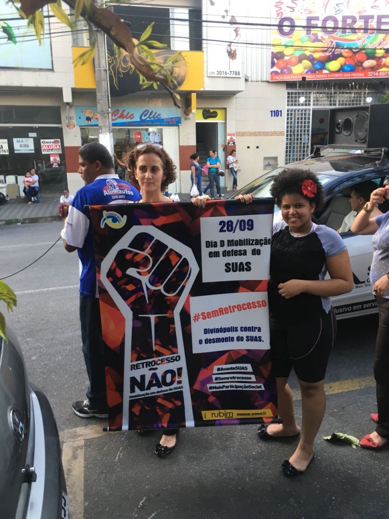 Desmanche da assistência social pelo governo Temer leva manifestação para as ruas de Divinópolis WhatsApp Image 2017-09-29 at 14.41.49
