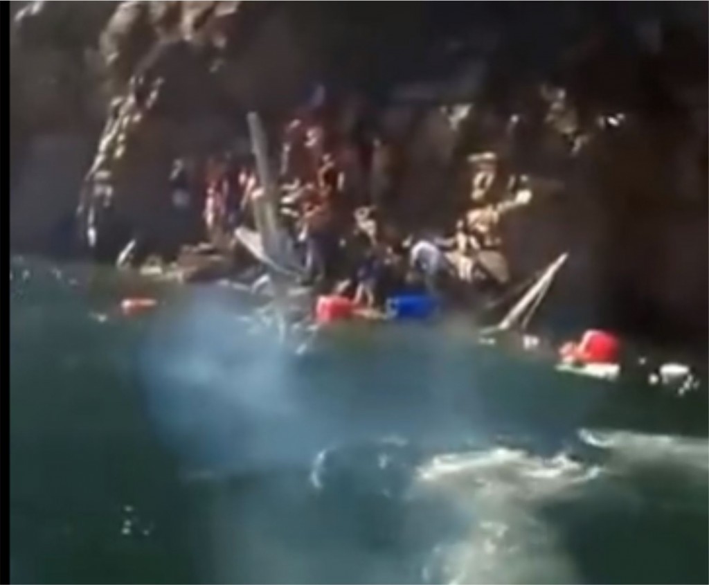 VEJA VÍDEO: Passeio de escuna em Furnas termina em susto mas poderia ter sido tragédia para 20 pessoas naufragio