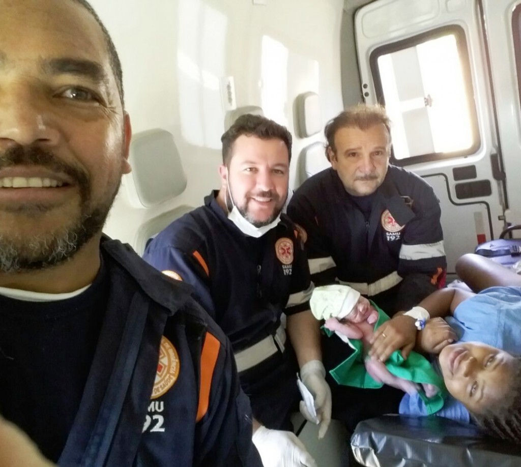 SAMU de Formiga realiza parto de alto risco de uma adolescente dentro de ambulância, no trevo de Itaúna parto -01