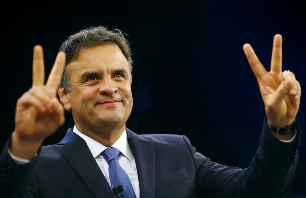 44 Senadores decidem rejeitar afastamento de Aécio Neves; apenas 26 votaram contra o tucano 19out2014---aecio-neves-candidato-do-psdb-a-presidencia-da-republica-faz-sinal-de-vitoria-com-as-maos-antes-do-ultimo-debate-do-segundo-turno-das-eleicoes-presidenciais-que-acontecem-neste-141419