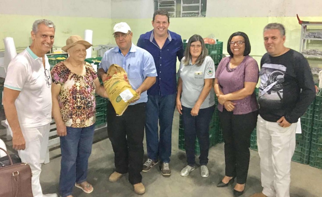 Produtores rurais de #Divinópolis recebem duas toneladas de sementes nesta segunda (02/10) APRAFAD