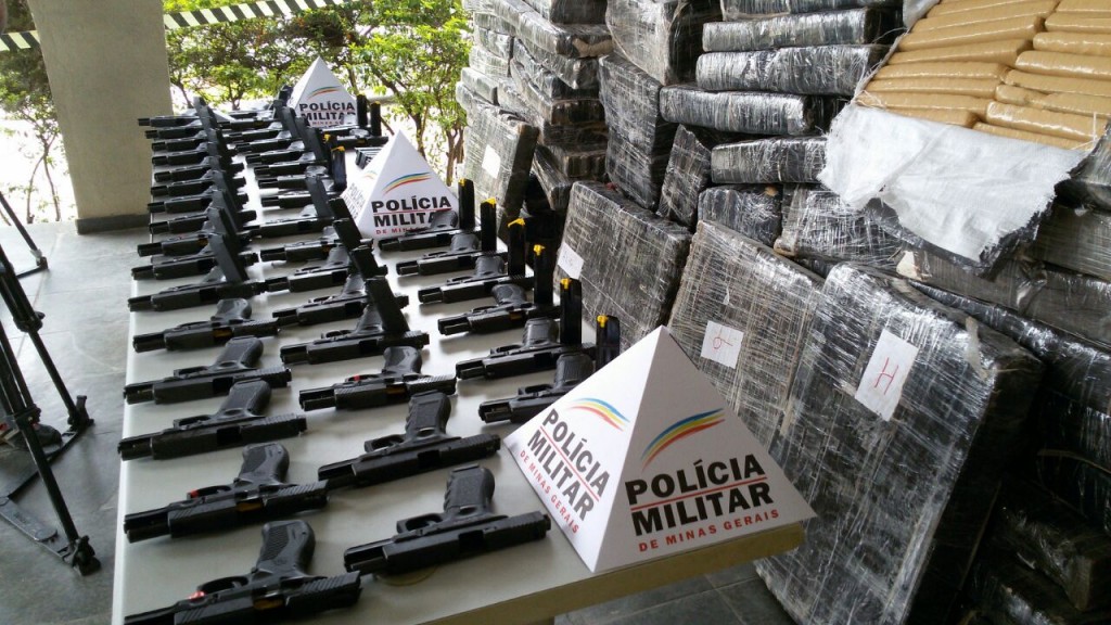 Policia Militar em Divinópolis, apreende arsenal de armas e mais de uma tonelada de maconha Armas 1