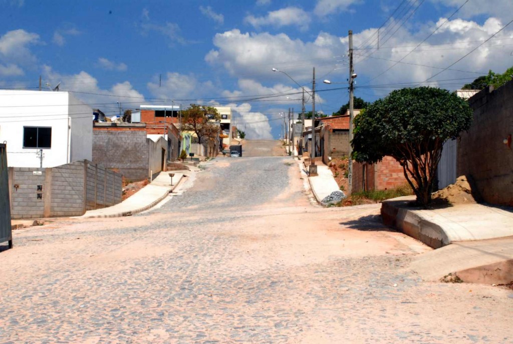 Prefeitura de Divinópolis calça 47 quarteirões em dois bairros da cidade Dona Rosa