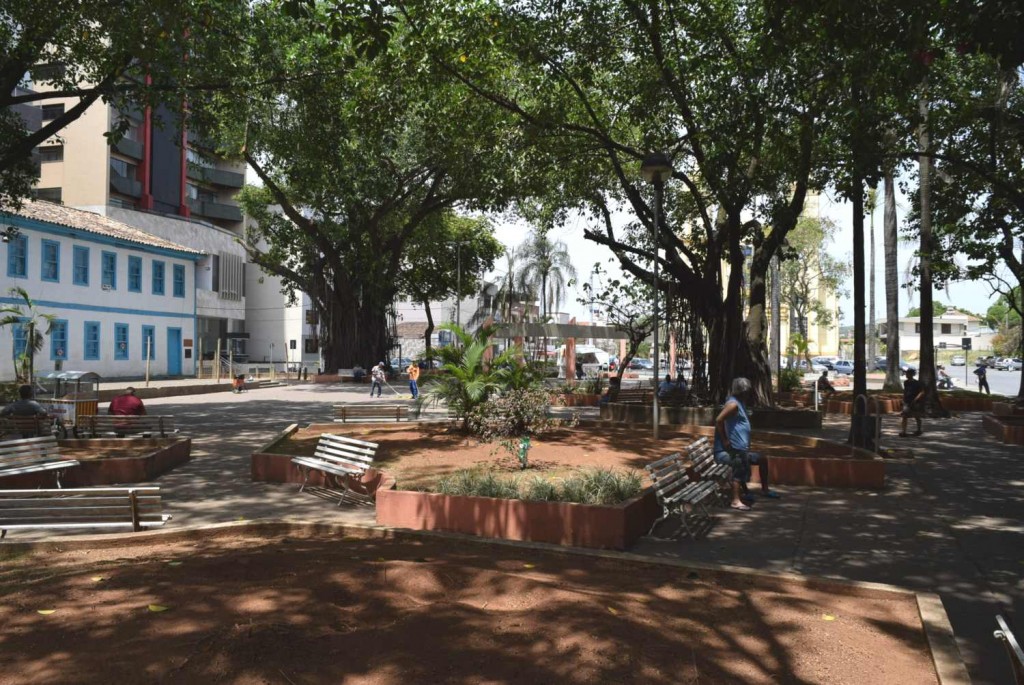Prefeitura de Divinópolis regulamenta utilização da Praça Catedral com proibição da realização de eventos e venda de bebidas alcoólicas, entre outras Praça Catedral