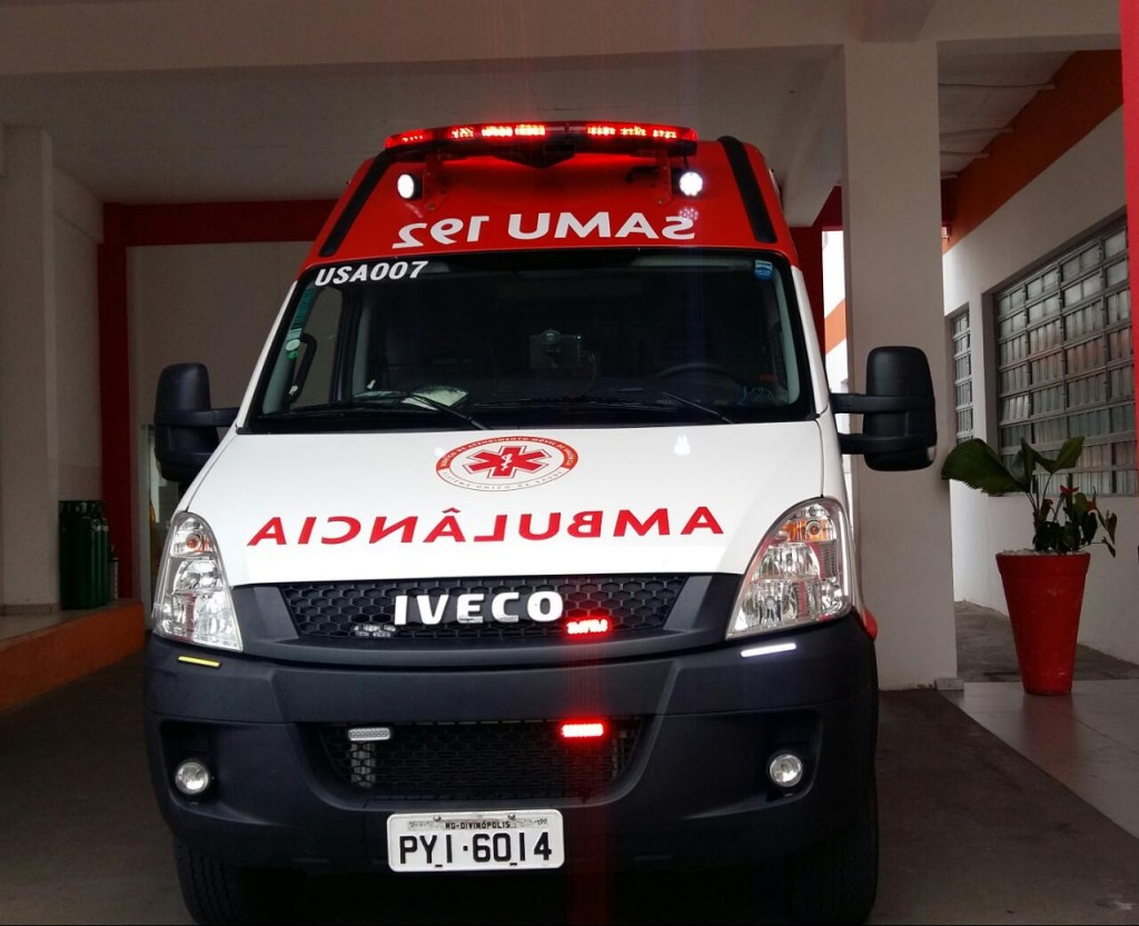DIVINÓPOLIS: idosa de 72 anos é atropelada e levada para sala vermelha do HSJD ambulancia