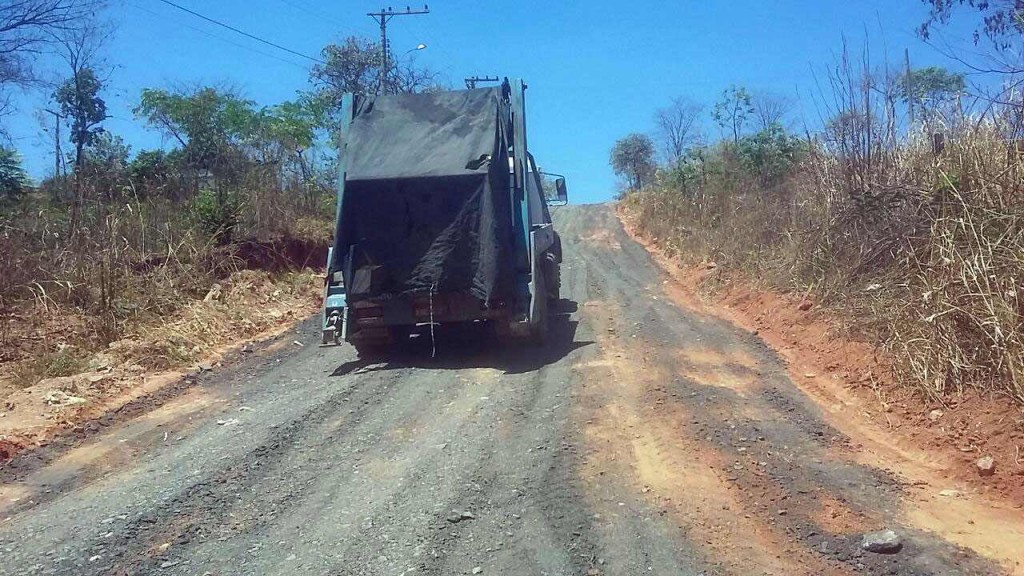 Bairros de Divinópolis recebem melhorias nos acessos de linhas de ônibus cascalhamento